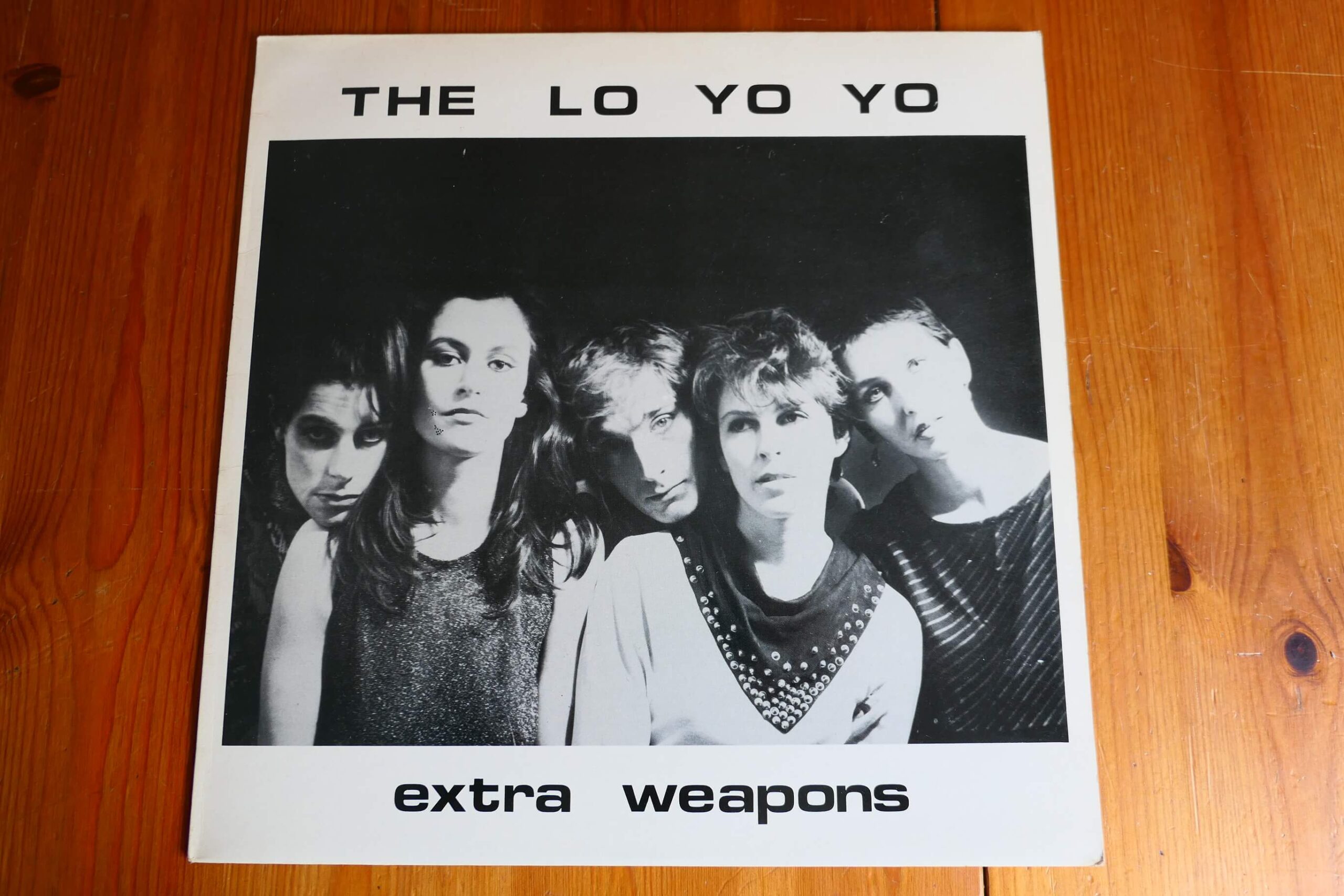 THE LO YO YO - EXTRA WEAPONS LP - Nr MINT A1/B1 UK INDIE NEW WAVE ART ROCK