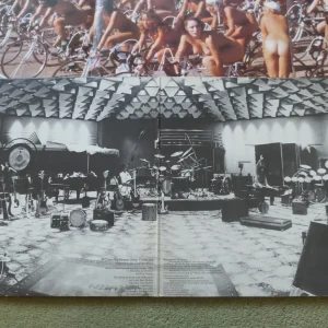 Queen_Jazz_with_poster_vinyl_record_inner