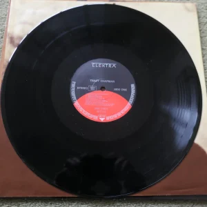 Tracy_Chapman_Debut_vinyl_record_VinylA