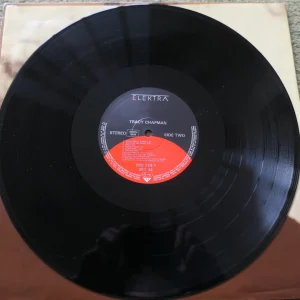 Tracy_Chapman_Debut_vinyl_record_VinylB