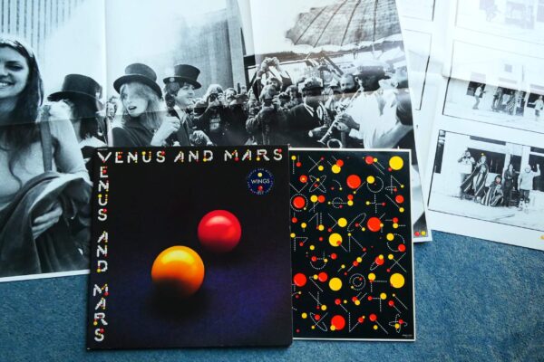 WINGS - VENUS AND MARS LP + POSTERS + STICKER - Nr MINT UK BEATLES